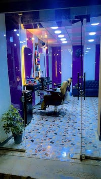 من رخصه الادمن  محتاج حلاق وياي  في شارع المحكمه الصالون 2 كراسي فقط ا...