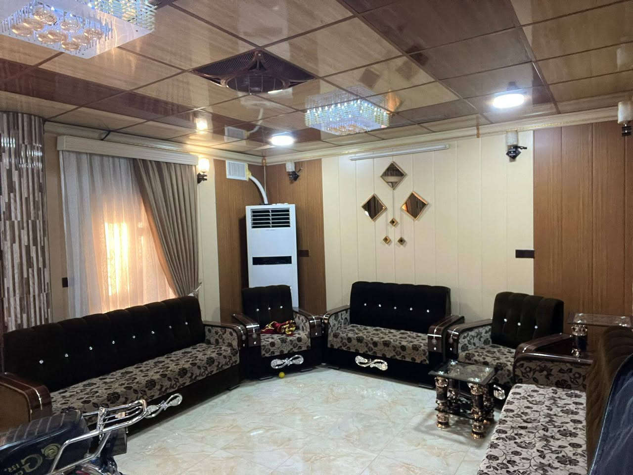 📺 اعلان رقم 355
         دار للبيع  ٢٠٠ متر واجهه  ١٠ م × ٢٠ م
                 طابو ملك صرف طابقين        
         بناية مرتبه فول كاشي وسقف ثانوي              
 طابق 1️⃣                                طابق 2️⃣ 
- استقبال                                   - استقبال
-  غرفة نوم                                - غرفتين نوم 
-  مطبخ                                     ـ هول و مطبخ 
- مطبخ مساعد                            - صحيات
- هول
- صحيات 
ـ كراج سيارة 
- درج داخلي و خارجي

📍عنوان الدار 🏡
كركوك - حي الحرية قرب جامع اشتي
☎️ للإستفسار يرجى الاتصال 
بالأرقام الموبايلات الواردة أدناه
📲   ***********
📲.  *********** 
📍او زوروا مكتبنا مكتب حاجي يادكار للعقار 
في حي القادسية الأولى مقابل محطة الكهرباء
