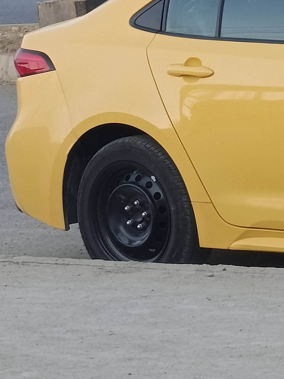 كورلا تكسي موديل ٢٣ ماشيه ٣٥ سياره جديده ومصفره الهيئه وما مشتغله لأنه عندي دوام فقط للدوام اروح بيها رقم بغداد السياره كامله اربع تايرات جديده وباتري ٦٥ أمبير جديده هي وارد ومحركها ٢٠٠٠  سعر ١٦٥ وضررها بدوم دواخل


**إذا كنت صاحب هذا الإعلان وتريد حذفه لأي سبب، رجاءا أرسل رسالة إلى الدعم الفني**