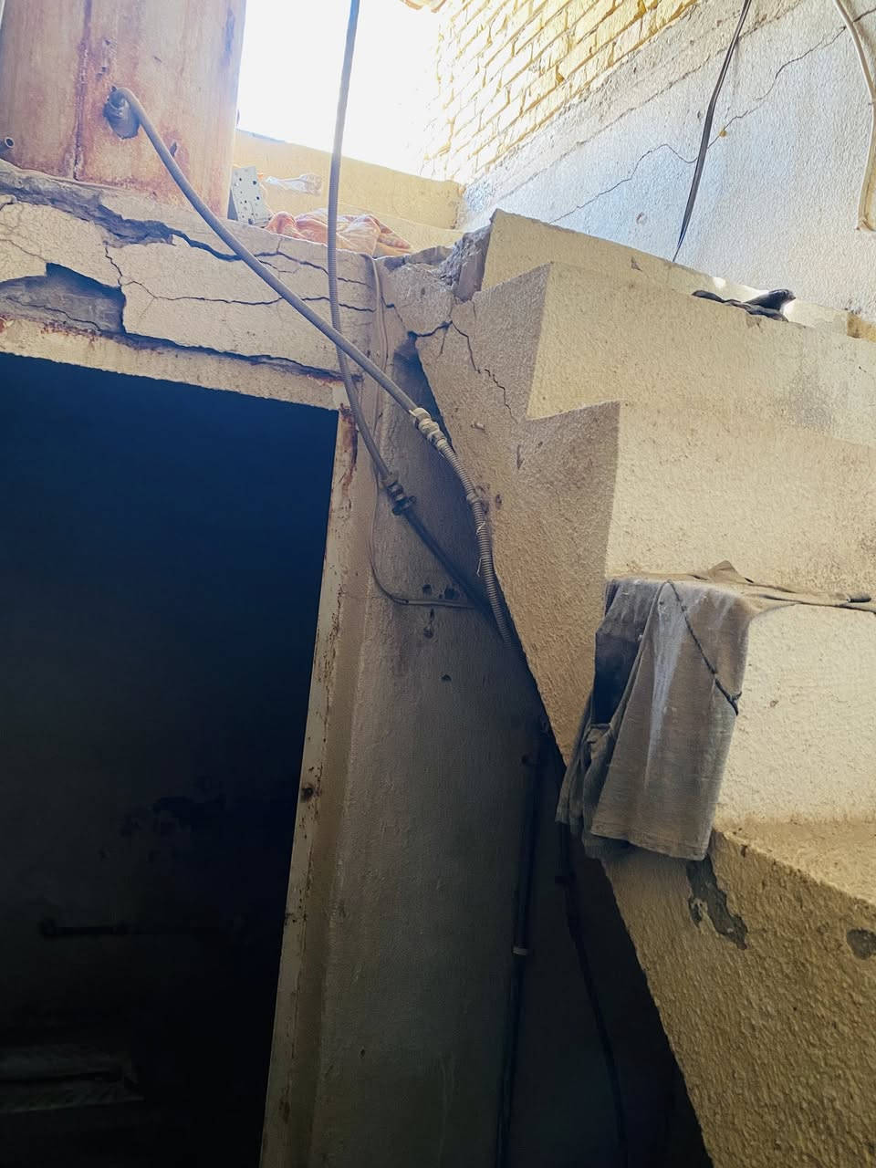 مشتمل للبيع طابو صرف باسمي بالسند 50 متر واقع حال 70 متر
كونكريت مسلح 
ماء مستمر 
تبليط ورصيف
متروك صار سنة 
السعر 28 مليون قفل 
واتساب متوفر ايضا 
***********
