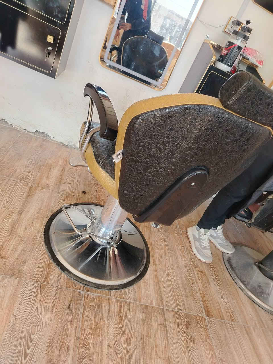 للبيع
كراسي 2  وعربانه 
جك يشتغل ومابيهن شي واحد جديد والثاني بس دوشمه 
اسعارهن امناسبه 
***********
