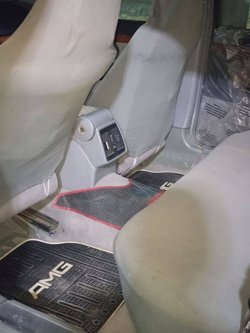 السلام عليكم ...     للبيع او مراوس
مرسيدس شبح  SE 300 موديل 1992بغداد 
وارد يابان بلادية بدون حادث ولا ضرر
اللون نيلي غير محدد
كير 300 ومحرك تابوت بحالة جيده جداً
صدر امامي وخلفي نص عمر
كهربائياتها كاملة  
غرفه مخمل نظافة 95 %
مري شفط
دبل جام
دبل اريل 
اريل كهربائي
مانع انزلاق ABS
بطارية جديده
رقم بغداد مشروع وطني  بأسمي تحويل ثاني يوم
السنوبة لغاية سنة 2026
مكان السيارة بغداد
السعر ( ٨٠ورقة  )
هاتف / ***********
متواجد اتصال / واتساب / ماسنجر
