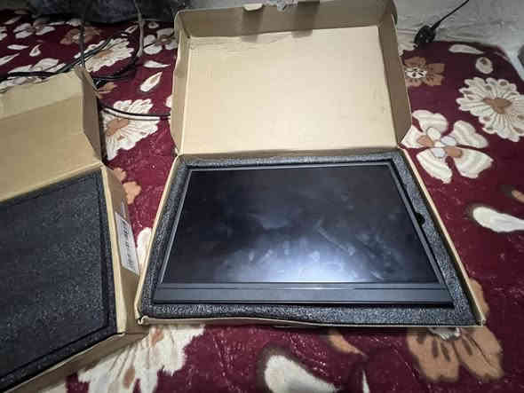 شاشه حجم 15,انج شحن 
تعمل بطاقة 12 فولت 
منفذ رام فلاش جدي ستلايت يشتغل 
منفذ hd 
تدعم البث الرقمي الأرضي t2
السعر80 
المكان ديوانيه ***********
