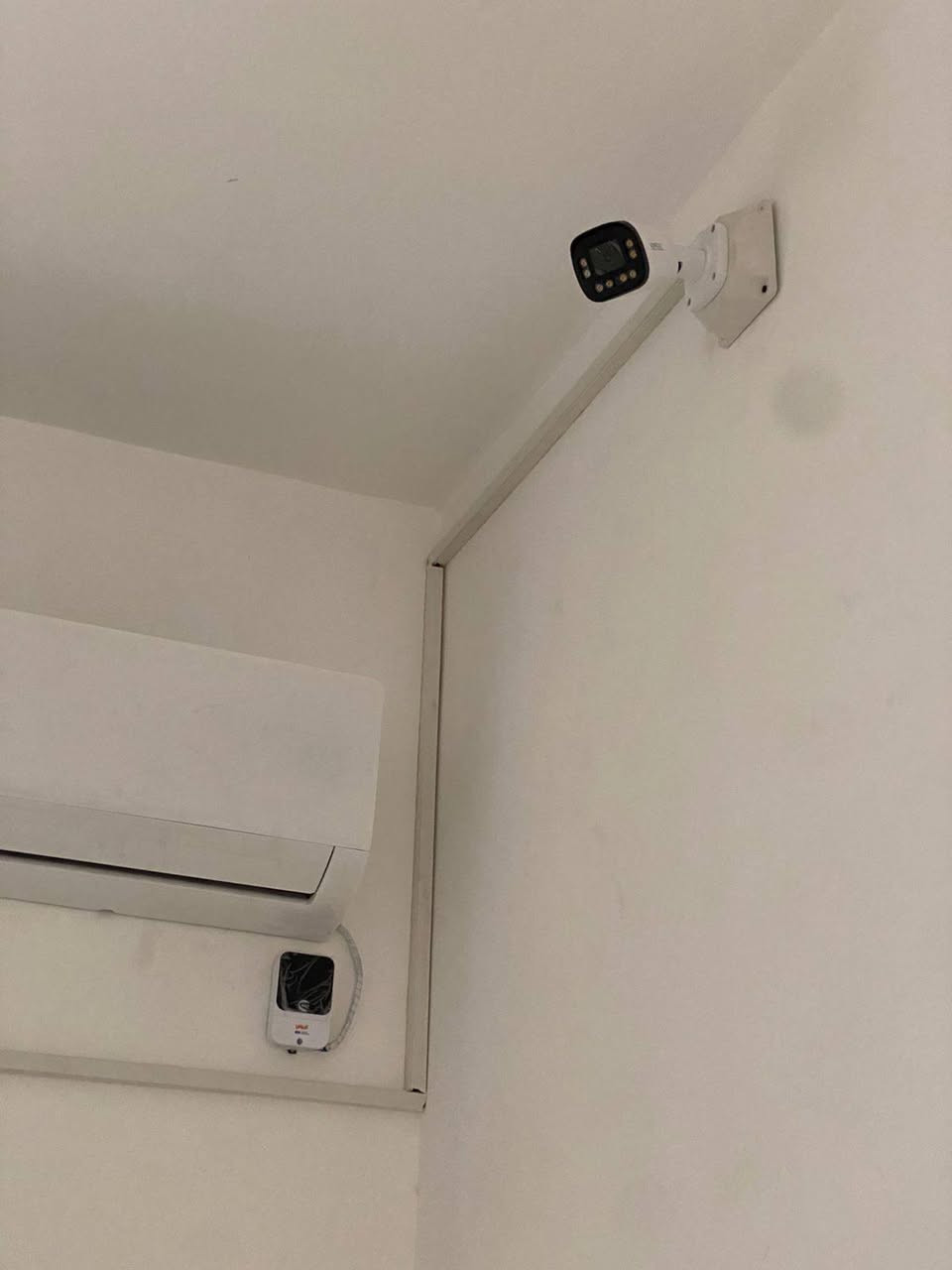 📢 تعلن مجموعة الشمس لتجهيز وتنصيب كاميرات المراقبة
تم بحمد الله تنصيب 20 كاميرا مراقبة IP بدقة 8MP – 4K (صورة وصوت)
في إحدى المدارس الصينية – بغداد / الكرخ
من ماركة NABAL وبأفضل جودة وأداء.
🔧 التنفيذ بواسطة كادر متخصص بخبرة في أنظمة المراقبة الحديثة داخل بغداد.
نقوم بتنصيب الكاميرات في: 🏛 دوائر الدولة
🏫 المدارس والمعاهد
🏠 البيوت والمجمعات السكنية
🏬 المحلات والأسواق
🏢 الشركات والمكاتب
🏗 المواقع والمخازن
خدماتنا: ✅ كاميرات IP الحديثة
✅ كاميرات HD / Coaxial
✅ وضوح عالي 4K
✅ ربط مباشر على الموبايل من أي مكان
✅ كادر محترف وسرعة في التنفيذ
📍 موقعنا: بغداد – حي الجهاد
📞 للحجز والاستفسار:
***********
🔐 مجموعة الشمس
أمانك يبدأ بكاميرا مراقبة احترافية 📹
