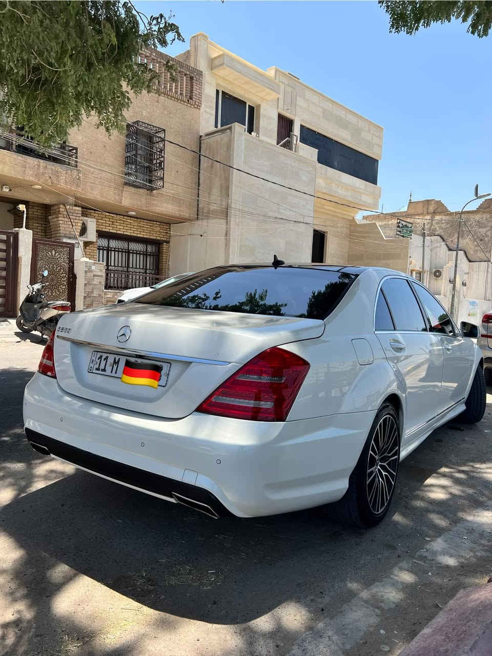 السلام عليكم Mercedes Benz-S500-V8
اعلى فئة بل SClass
وارد امريكي 
لون ابيض صدفي  
بانورما 
اربع كشنات فول تحكم كهربائ
auto gobles+sport gobles
موديل 2011 
رقم بغداد 
السعر 21.000 يعني210ورقة 
العنوان بغداد شارع فلسطين 
رقم ***********
