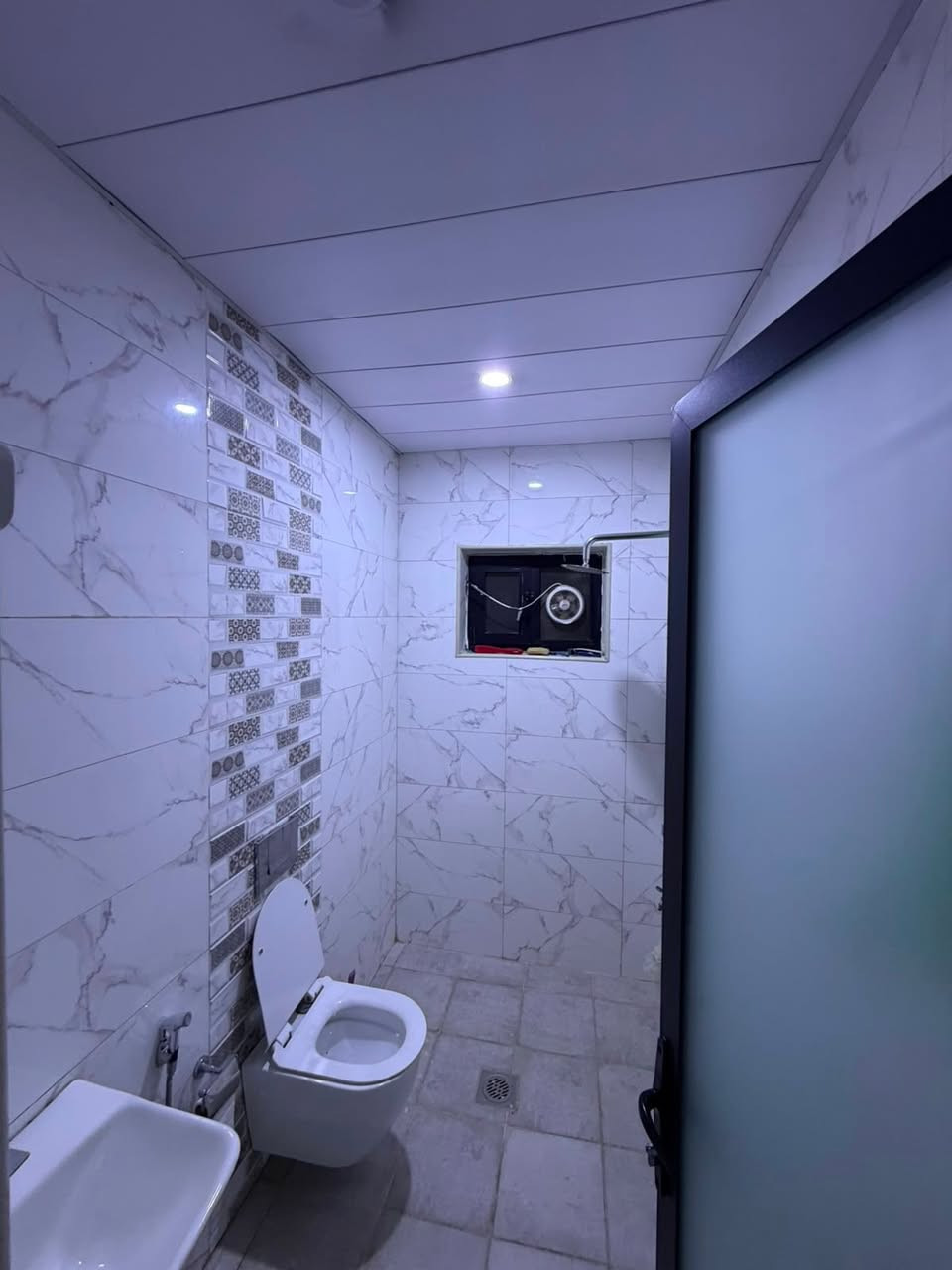 �✨ للإيجار في السيدية – بيت راقي ومميز ✨🏡

🌟 بيت بمساحة 150م
🛏️ يتكون من:
✅ 4 غرف نوم
✅ صالة واسعة
✅ مطبخ مرتب
✅ خدمات متكاملة

🔥 مؤثث بالكامل (أثاث زيرو)
⚡ كهرباء مجانية
☀️ منظومة طاقة شمسية
🏠 البيت جديد ونظيف
🎙️ نظام أليكسا للتحكم بالصوت

💰 السعر: 2,500,000 دينار فقط

📞 للاستفسار والحجز:
مكتب الرواد للوساطة العقارية
📱 ***********
📱 ***********

✨ راحتك تبدأ من هنا… بيتك الذكي بانتظارك
