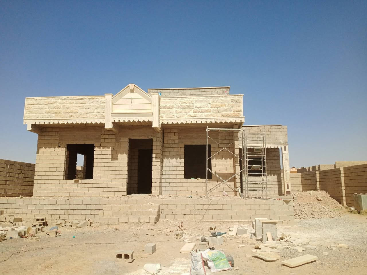 السلام عليكم كادر حجر حلان متفرغ للعمل كوبلينات واجهات  ***********
