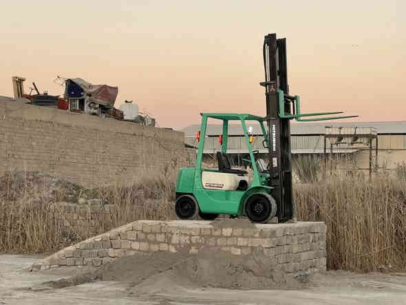 للبيع رافعة شوكية متسبوشي 
طنين او نص جوب عالي 3 حركات يمين + يسار 
كير _محرك_اكسن بشرط  رافعة حاويه بلادي 
سعر 60 $ ورقة او بي مجال 
للاستفسار اتصال*********** 📞
