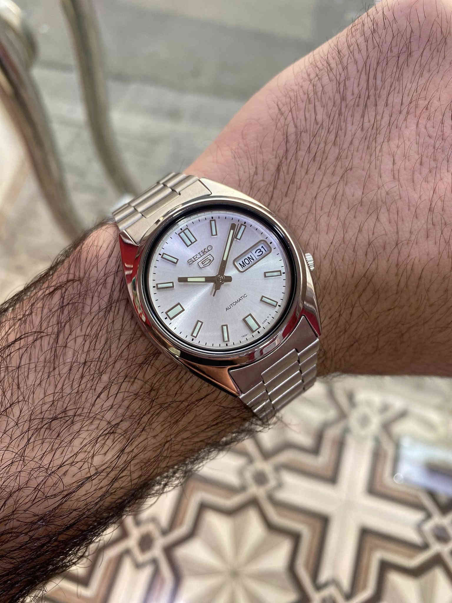 #SEIKO 5 
#سيكو 5 ياباني آصلي كامل المرفات وكالة 
جديد غير مستخدم 
موديل SNXS73K
اوتو ماتك 21 حجر 
قطر 37.45
مقاومة الماء 30 متر 
ارقام لامينوس 
السعر جدا طيب الحجز او اي استفسار خاص 
او واتساب ***********
يوجد توصيل داخل وخارج العراق
