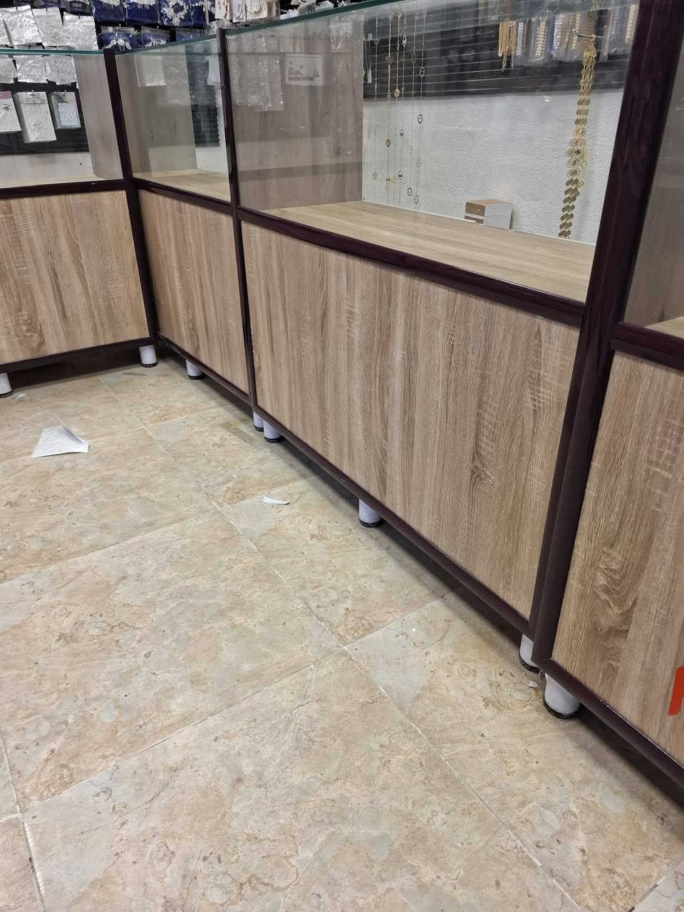 باترينات للبيع
خشب اصلي ضد المي 
الطول ١٢٠ والعرض ٤٠ والارتفاع متر 
للإستفسار ***********
