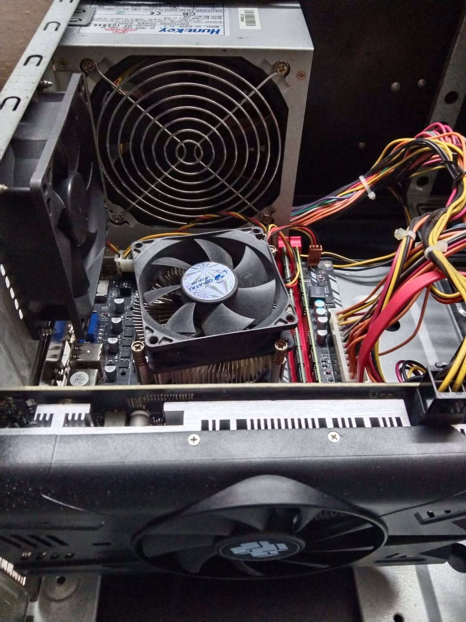 السلام عليكم 
حاسبة دسكتوب تجميع انتل زيون جيل الثالث مستعملة نظيفة للبيع 
.....
السعر 200 ألف دينار 
***********
عنوان بغداد زيونة 
البيع بضمان الفحص 
لا يتوفر توصيل 
......
ملاحظة 
كيس فقط بدون أي ملحقات 
......
المواصفات 
معالج انتل زيون جيل الثالث رقم المعالج E3 1230V2
كارد شاشة 4 كيكا جديد AMD RX 470 GDDR5 
هارد 240 كيكا للنظام والبرامج جديد SSD 
هارد 500 كيكا للالعاب HDD 
رام 16 كيكا جديد 8+8 تردد 1600 DDR3 
مذربورد جيل الثاني والثالث جديد H61 DDR3 
باور سبلاي 400 واط حقيقي Huntkey 
كيس حجم وسط تجاري 
....
الحاسبة تعمل على نظام وندوس 11 وتحتوي على أكثر من 30 لعبة طور القصة اوفلاين مع لعبة ببجي موبايل اونلاين 
.....
مع جزيل الشكر لإدارة المجموعة
