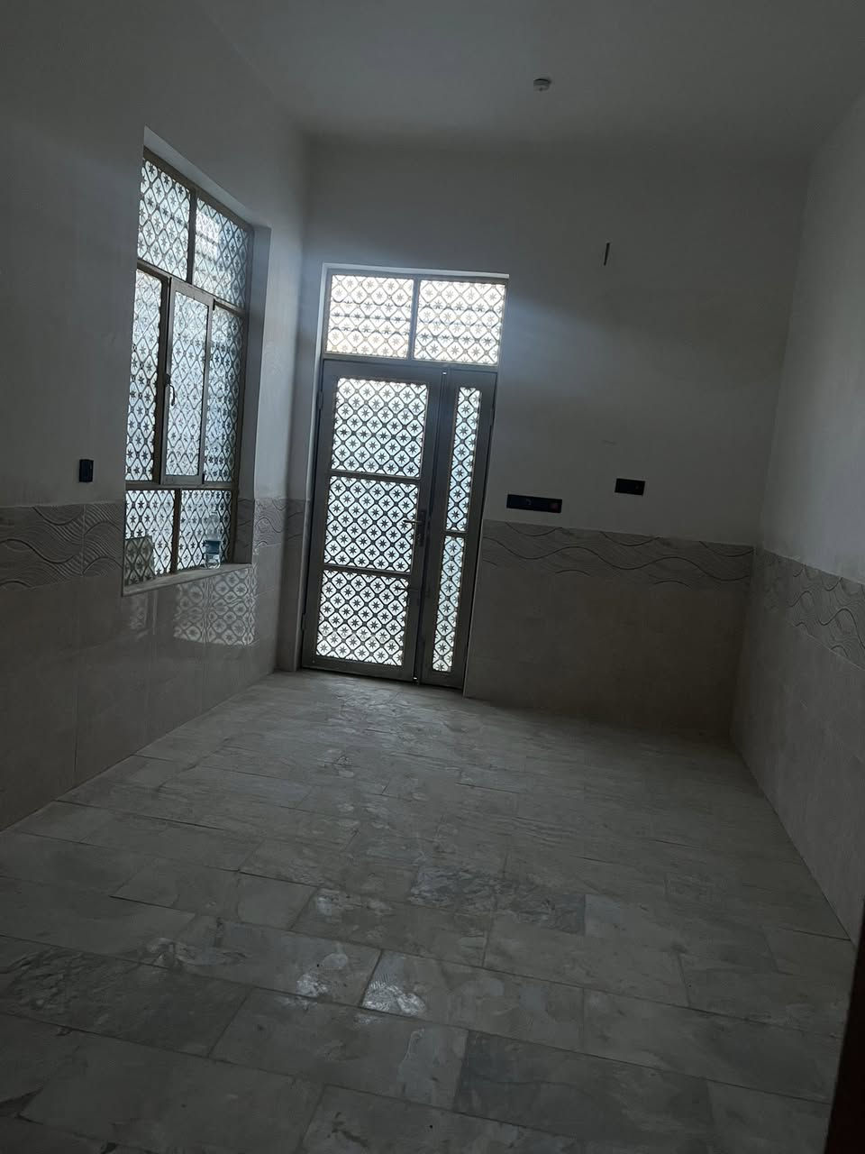 دار للبيع المساحه 100 متر في حي ميسان قطاع 22 بصف شارع الكيات الشارع الرئيسي من شارع  التجاري طابق ونص شغل جناي صب درجه أولى مميز خريطه مودرن مميزه ايضا يحتوي الدار على غرفتين وصالتين ومطبخ واستقبال مفتوح على الصاله صحيات داخليه وخارجيه واجهه مميزه ارضيه مرمر تطبيك شتايكر الطفيلي  السعر 150 مع المجال للاستفسار الأتصال على الخاص *********** يتوفر واتساب
