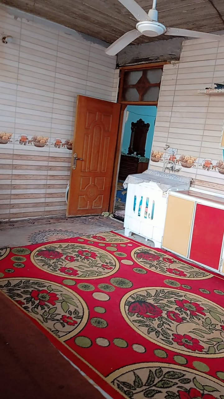 سلام عليكم بيت البيع مساحه 200 طابوه صرف التاجيه بناء غرفتين نوم وستقبال وهول صحيات داخليه وخارجيه الاستفسار***********
