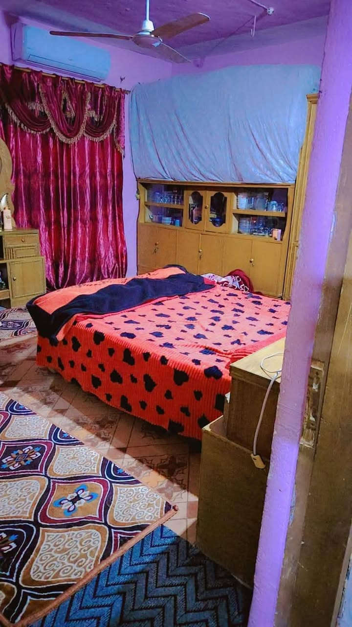 السلام عليكم بيت للبيع في الحمزه الغربي حي الحسين شارع الوسطاني يربط الشارع بشارع طه  بيت صفكم تريد مسلح بيت طابو صرف مساحته 220 بيت حلو ومرتب اتصال على هذا الرقم *********** بي واتساب
