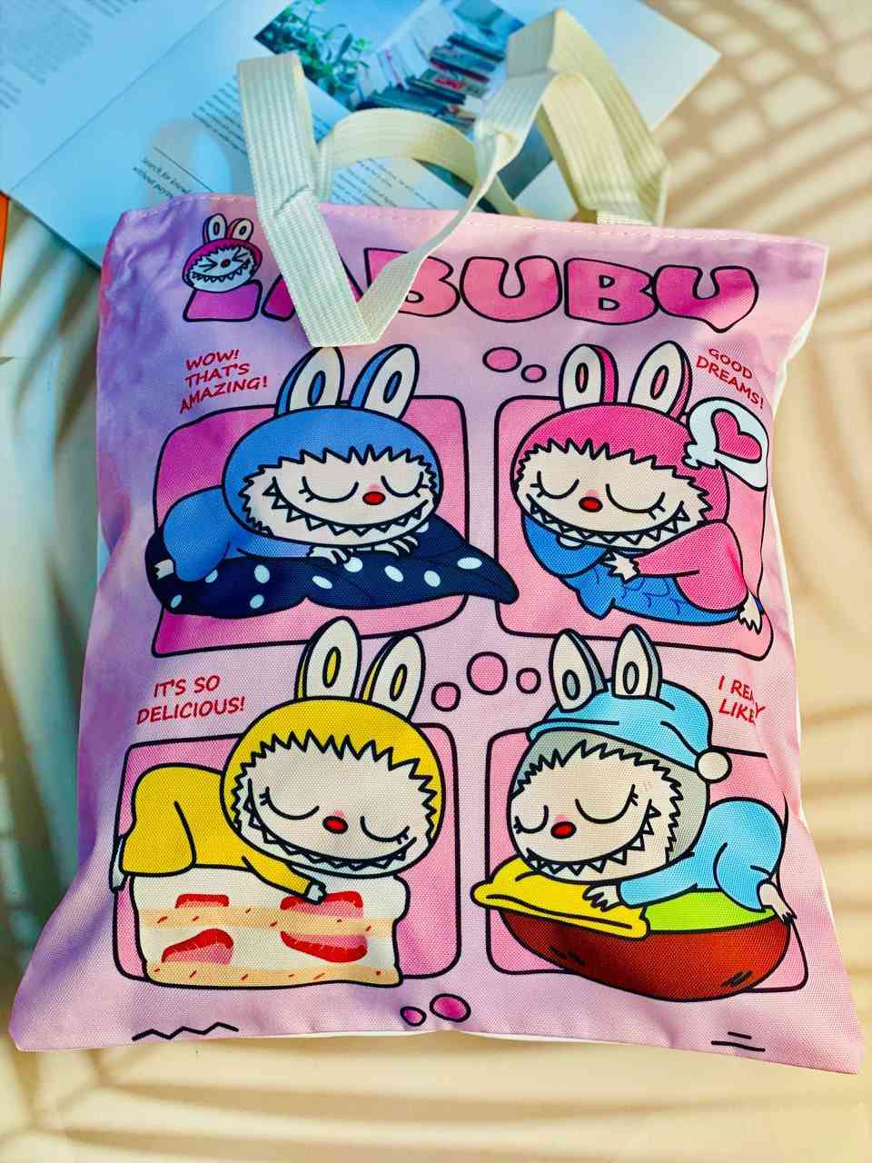 👛حقيبة كتف لابوبو الجديدة 👛
شنطة قماش غير رسمية بطابع كيوت وعصري، تناسب كل يوم سواء للطلعات، الشوبنغ أو حتى الاستخدام اليومي 💖

🧸 تصميم مستوحى من شخصية Labubu اللطيفة، مع 9 رسومات مختلفة تعطيها شكل ممتع ومميز 😍🎀

📏 المقاس:
الارتفاع: 38 سم 📐
العرض: 30 سم 📐

💼 مناسبة لـ:
• الطلعات اليومية 🚶‍♀️
• المكياج ومستحضراتك 💄
• أغراض البيبي 👶
• الشوبنغ والتسوق 🛍️
• الاستخدام المدرسي أو الجامعي 📚
✔️ قماش قوي وخفيف بنفس الوقت
✔️ مساحة واسعة وترتيب عملي للأغراض
✔️ تصميم كيوت يناسب البنات بكل الأعمار
✔️ سهلة الحمل ومريحة على الكتف
💫 شنطة تجمع بين الكيوت والعملية… خفيفة، مرتبة وتكفي كل احتياجاتك اليومية بدون تعب

سعر القطعة 8الاف
🚘يوجد خدمة توصيل لجميع محافظات العراق ٤ الاف🚘


**إذا كنت صاحب هذا الإعلان وتريد حذفه لأي سبب، رجاءا أرسل رسالة إلى الدعم الفني**