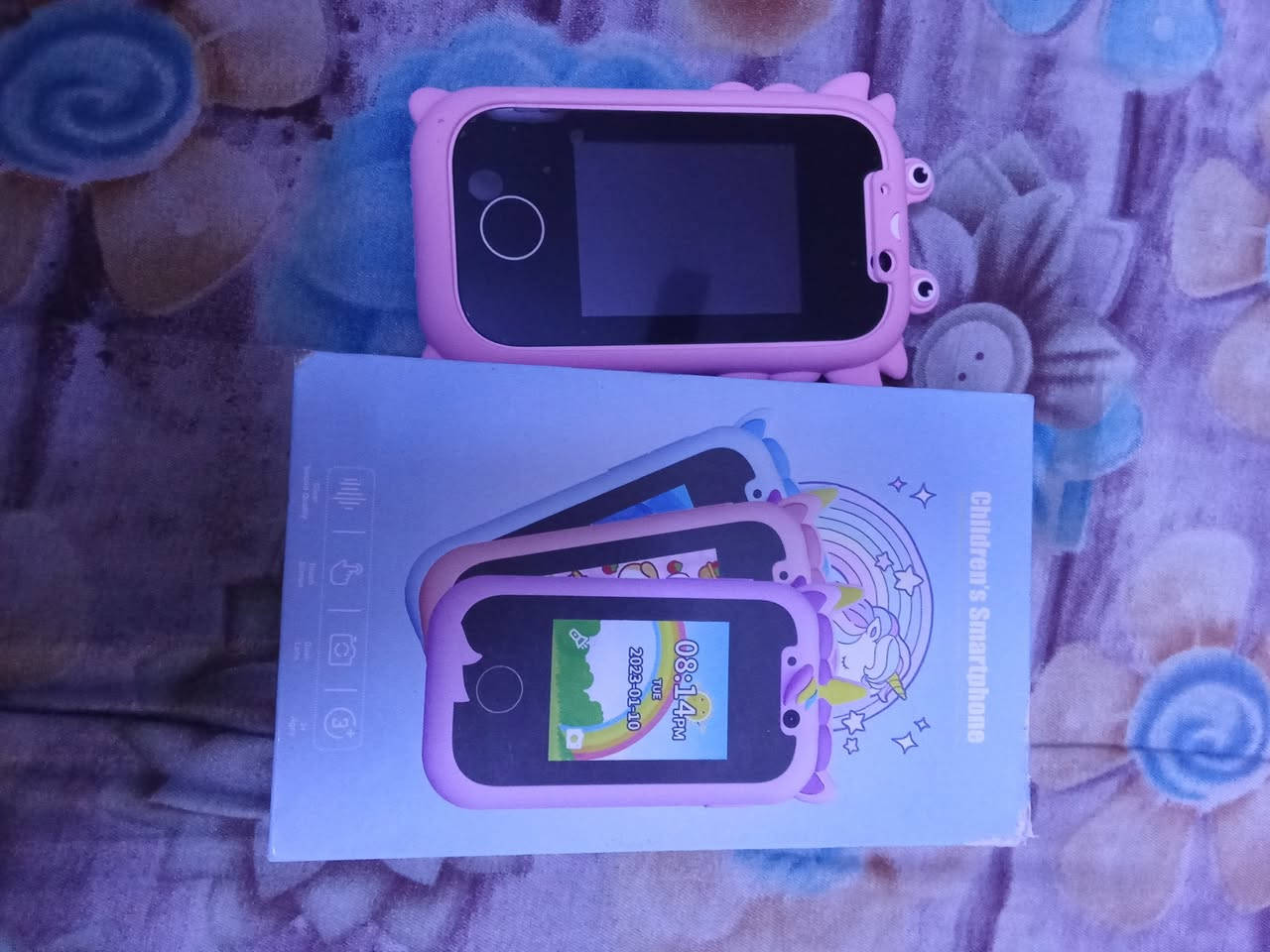 هذه الأجهزة هي هواتف ألعاب تعمل باللمس مصممة للأطفال من سن 3 سنوات فما فوق، وهي لا تحتوي على وظيفة الاتصال بالشبكات الخلوية ولا تتطلب بطاقة SIM.
تشمل الميزات عادةً كاميرا مزدوجة (أمامية وخلفية) لالتقاط الصور وتسجيل الفيديو، ومشغل موسيقى MP3، وألعاب ألغاز تعليمية مدمجة، وساعة منبه، ومسجل صوت، ومصباح يدوي.
يأتي المنتج عادةً مع كابل شحن USB من النوع C وحبل قصير (لانيارد) ودليل مستخدم.


**إذا كنت صاحب هذا الإعلان وتريد حذفه لأي سبب، رجاءا أرسل رسالة إلى الدعم الفني**