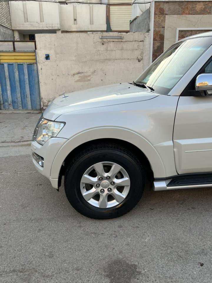 السلام عليكم
باجيرو حبتور 2015 صدفي بوضع الشركه جديده بمعنه الكلمه 
مكفوله كفاله من الصبغ والبارد والشخوط لوك سياره جديد
شرط حته البلاستك مابي صبغ كفاله ماشيه 63 حقيقي وعل فحص  مكينه بوضع الشركه كير بوضع الشركه برغي مامفتوح بيهه صدر امامي وخلفي جديد شرط تراي زيرو طسه معالجه 
سيرفس كامل مسويله ادامامه تخم تاير برجستون مروحه إضافيه تبريد شرط ثلج سياره جاهزه عله آخر حبايه كتلوكات شركه بعدهن بيهه حته سويج لاه بعده مامستعمل سبير بعده مانزل بعدهه جديده كلش سياره وعل ايد وحده لوك مواصفات 
فتحه طكيتن 
كشنات جلد
دبل كشن كهرباء 2
سستم ايرياك
زراك لايت
مري شفط
كامره خلفي
وحساس خلفي
ثلاجه بل جكمجه 
7راكب 
لايت زنون 
بكلايت ضبابي
سستم دمامات الحبتور 
دبل تحكم ستيرن 3
داخل صاح 
فوريل 4x4
محرك 6سلندر 3500
كير 5نمر 
خمس ويل كب
بيبان جلد
مري عاكست الضوء
سياره فول الفول الحبتوره رقم بغداد دولي جديد هزه وسنويه جديده بسمي اتصال *********** مكاني بغداد
