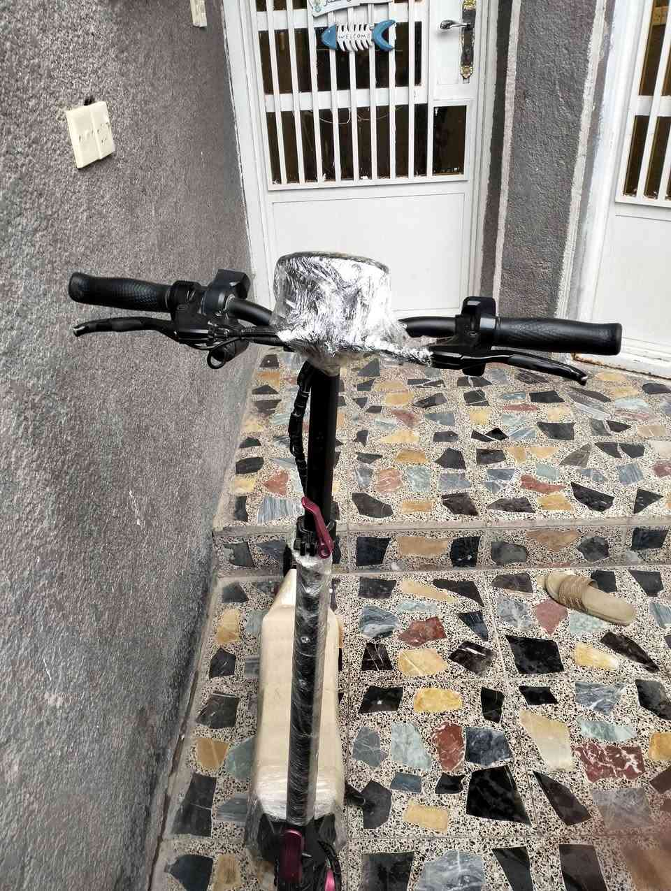 سكوتر للبيع🛑🛴🛑🛴
سكوتر 
 KUGOOKIRIN G2PRO  الروسي  للبيع نضيف جدا 
سكوتر بطاريته ليثيوم المحرك يصل  "Brushless" بقوة 600 واط السرعة القصوى: تصل إلى 55كم/ساعة، حقيقي إمكانية التنقل بين 3 أوضاع للسرعة (15، 30، 55 كم/ساعة
البطارية: بسعة 48V 15Ah، وتمنحك مدى قيادة يصل إلى 55 - 58 كم في الشحنة الواحدة (حسب الوزن وظروف الطريق).الإضاءة: نظام إضاءة متكامل يشمل 6 مصابيح (أمامية، جانبية، وخلفية مع إشارات انعطاف) لضمان الرؤية الليلية.
الشاشة: شاشة LED ذكية تعرض السرعة، مستوى البطارية، والمسافة المقطوعة بوضوح حتى تحت أشعة الشمس 
ويجي وياها مقعد اذا تريد اشده (حسب ختيارك) سكوتر قوي قوي بمعنى الكلمه ينافس السوك 
السعر على الخاص 
واتس اب 
(***********)∆•••••∆
