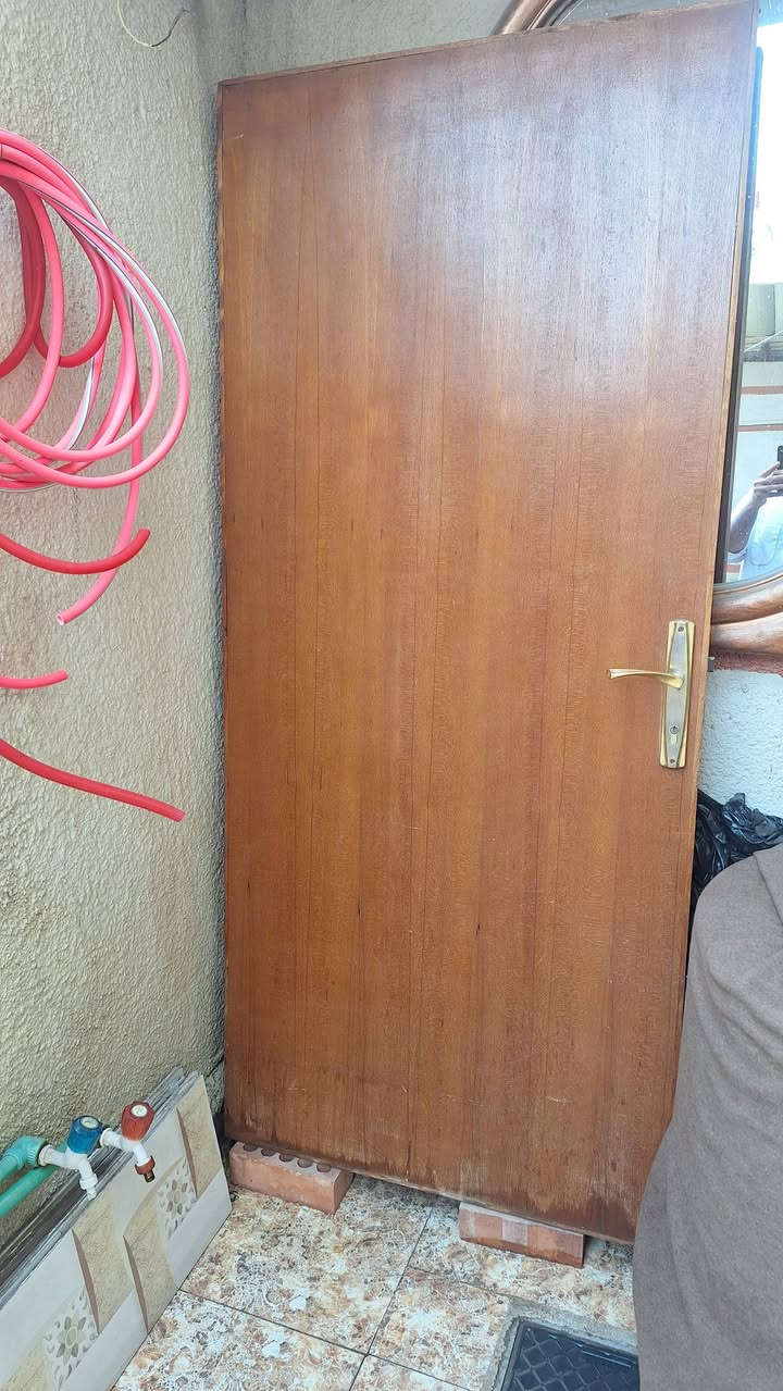 السلام عليكم بيبان خشب البيع السعر ثنينهن ب 75الرقم الهاتف ***********
