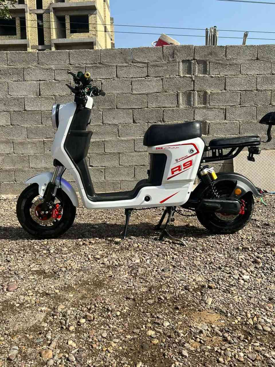 السلام عليكم عندي دراجه شحن R9 للبيع فول مواصفات موديل 2025 مكاني بغداد الدوره حي الصحه دراجه نوع ويلي
المواصفات:
--بطاريه%100 ما مبدله مختومه ختم ويلي 
--شاشه رقميه مقياس (شحن - سرعه ـ امبير)
-- بيها سماعات نظام بلوتوث صوت عالي 
--ليتات LED قوي جداً 
--تجي بيها سله 
-- بيها اربع سرع(1:2:3:4)
--سرعه 109 
دراجه كامله وجديده مستعمله فقط 3اشهر 
للتواصل على الصفحه او على الرقم ***********
السعر 425وبيها مجال بسيط
