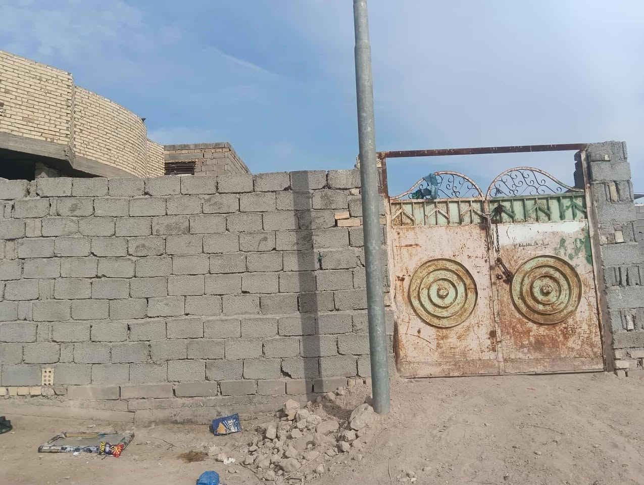 سلام عليكم بيت البيع المساحه ٢٨٠ البيت ٢٠٠ متر القطعه ٨٠ غرفتين وصاله وستقبل ومطبخ وصحيات العنوان كربلاء طويريج الكوي ***********
