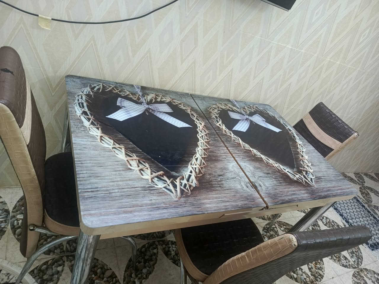 ميز طعام و 3كراسي والعيب مبين بصورة بل كراسي العيب والميز يكبر يصير على كد 6كراسي. السعر 50الف وبي مجال


**إذا كنت صاحب هذا الإعلان وتريد حذفه لأي سبب، رجاءا أرسل رسالة إلى الدعم الفني**