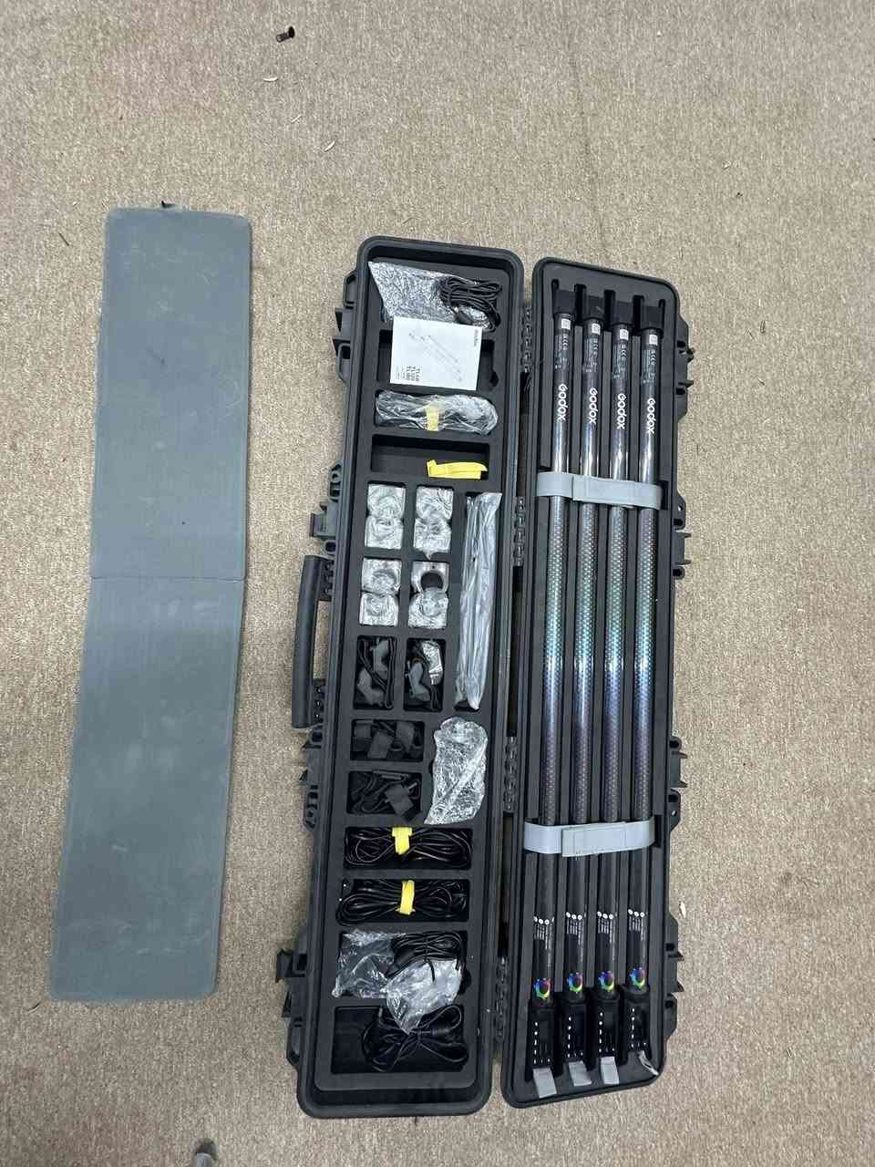 ✨ للبيع – طقم إضاءات احترافية Godox TL120 RGB ✨ طقم كامل مكوّن من 4 أنابيب إضاءة RGB مع الحقيبة الأصلية وجميع الملحقات. مناسب لصنّاع المحتوى، التصوير السينائي، الإعلانات، الريلز والاستوديو.

المواصفات:
📌 موديل: Godox TL120
📌 القدرة: 30W لكل أنبوب
‏📌 RGB كامل + CCT
📌 حرارة لون: 2700K – 6500K
📌 مؤثرات سينمائية جاهزة
📌 بطارية داخلية قابلة للشحن
📌 تحكم عبر التطبيق + ريموت
‏📌 CRI عالي لألوان دقيقة واحترافية

الإضاءة تعطي نتائج قوية جدًا للـ Backlight والـ Rim Light واللقطات السينمائية 🔥

2-✨ للبيع – عدسة Sony FE 85mm F1.8 ✨

عدسة من أفضل عدسات البورتريه من سوني، تعطي عزل قوي جدًا وحدة عالية وألوان ممتازة، مناسبة للمصورين وصناع المحتوى وتصوير الأشخاص والجلسات الاحترافية.

📌 الموديل: Sony FE 85mm F1.8
📌 فتحة عدسة واسعة F1.8
📌 مناسبة لكاميرات Sony Full Frame
📌 فوكس سريع ودقيق
📌 ممتازة للبورتريه والعزل السينمائي
📌 حالة نظيفة وجاهزة للعمل

3-📸 للبيع: فلاش Godox AD360II-N WITSTRO (الكيت الكامل)
متوفر للبيع فلاش Godox AD360II الاحترافي بحالة ممتازة مع الكيت الكامل وحزمة الطاقة الخارجية. يمنحك قوة إضاءة الستوديو مع خفة حركة الفلاش المحمول، وهو مثالي لجلسات التصوير الخارجي (Outdoor) والداخلية.
✨ أهم الميزات:
• قوة جبارة: 360 واط (أقوى بمراحل من السبيدلايت العادي).
• سرعة ومزامنة: يدعم المزامنة السريعة HSS حتى 1/8000 ثانية وتوافق كامل مع أنظمة TTL.
• نظام لاسلكي: مدمج بنظام Godox 2.4G للتحكم عن بُعد.
• بطارية قوية (PB960): إعادة شحن سريع جداً وعمر بطارية طويل لجلسات التصوير الممتدة.
• توزيع إضاءة مثالي: تصميم اللمبة البارزة (Bare bulb) لانتشار إضاءة ناعم ومتناسق.
📦 محتويات العرض:
رأس الفلاش، العاكس (Reflector)، حزمة الطاقة الخارجية PROPAC PB960 مع الكابل والشاحن

4-📸 للبيع: تريجر Godox X2T-S الاحترافي (لـ Sony)
متوفر للبيع متحكم الفلاش اللاسلكي Godox X2T-S بحالة ممتازة. الخيار المثالي للتحكم الكامل بإضاءتك عن بُعد وبكل سلاسة.
✨ أبرز الميزات:
• يدعم الـ TTL والمزامنة السريعة HSS حتى 1/8000 ثانية.
• شاشة إلكترونية واضحة مع أزرار جانبية سريعة للتحكم بالمجموعات.
• مزود بـ Bluetooth للتحكم بالإضاءة مباشرة عبر تطبيق الهاتف.
• ميزة القفل السريع (Quick Lock Hot-shoe).


**إذا كنت صاحب هذا الإعلان وتريد حذفه لأي سبب، رجاءا أرسل رسالة إلى الدعم الفني**