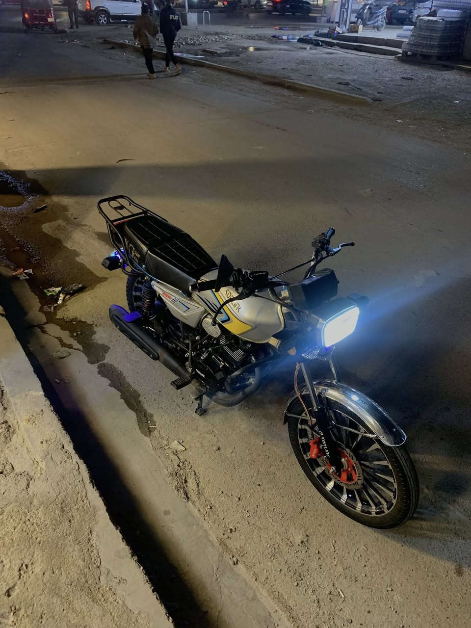 السلام عليكم
دراجه سونلك 2025
الدراجه صاله 4 اشهر نازله 
مكينه مو قاغطه عاديه 
بصمه تشغيل عن بعد 
الدراجه نضيفه بشكل مدرايه 
نواقصه اصويج ضايع فقط بصمه 
الستاند النص شايله 
وباقي الدراجه خير من الله ولا غلطه 
مكاني بغداد الدوره مكان شغلي ابو طيارة او شارع ستين 
الدراجه مال شغل تجيني بأي وقت حدي لل 3 الفجر متواجد *********** وتساب واتصال الشرايه يخابرر
سعره 750 قفل 
سبب البيع اشتريت دراجه ثانيه وهاي ماحتاجه
