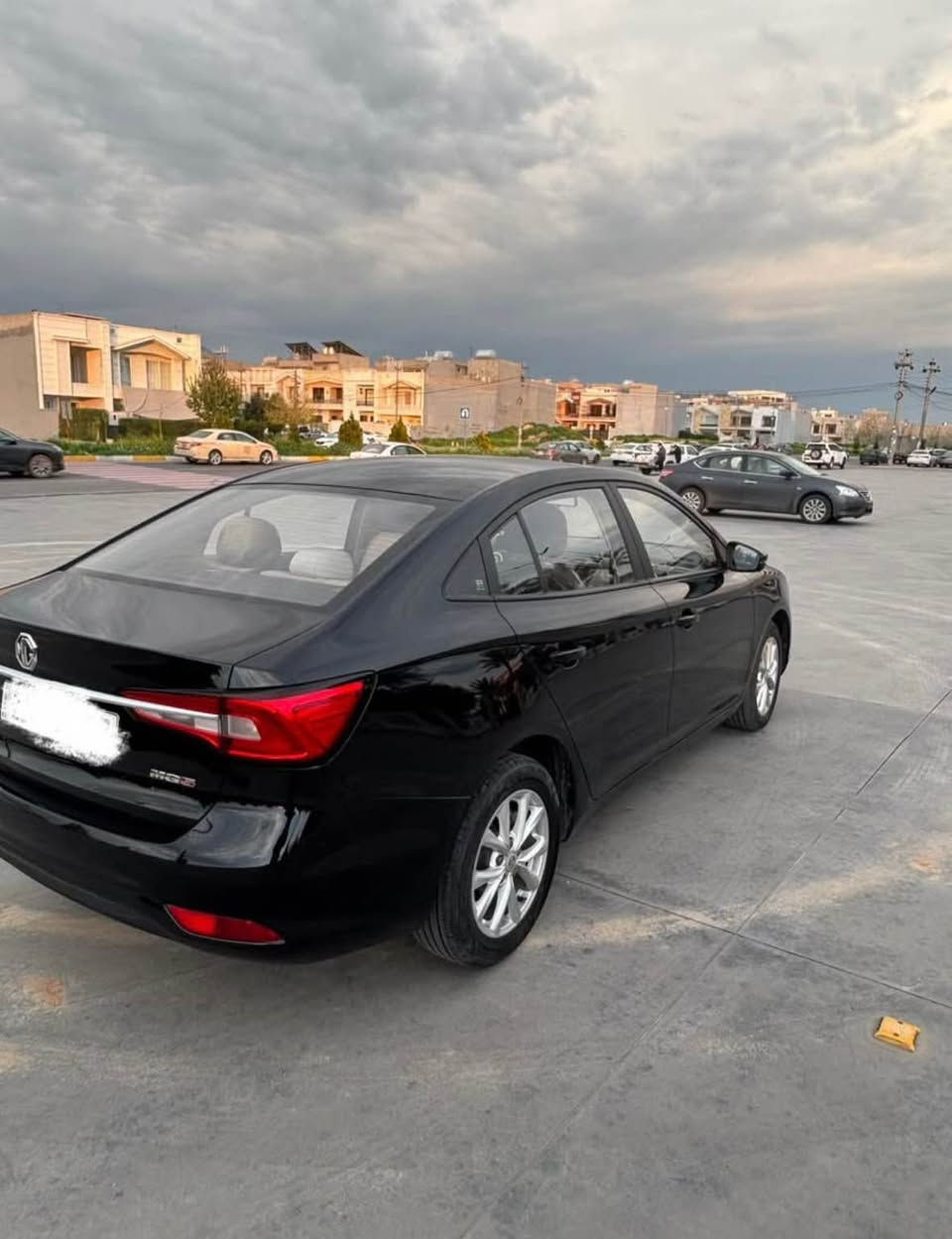ئێمجی ٥ 
رەشی ناو زەرد 
مۆدێل ٢٠٢٤ ستاندارد 
کلین تایتل 
بێ بۆیاخ و بێ سارد 
دۆسەی کەمێک قۆپاوە 
تەزرەکوتی هەیە
٤٤٠٠٠ ڕۆشتووە 
شاشە گەورەو کامێرا 
تحدید سرعة 
هەزەو سەنەوی نوێیە 
ژ. مۆبایل *********** 
٩٥ وەرەقەو معامەلە أربيل, العراق
