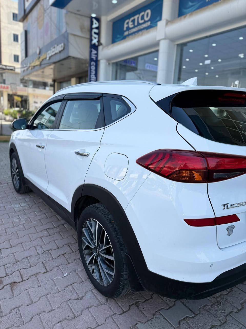 هیۆندا تۆکسۆن2020 کامل مواسفات تەنها پانۆڕمانیە
خەلیجی کۆریە
تەنها دەرگای لای سەکن بەبیلادی گۆڕاوە
مەکینە ٢،٠دووش گێڕ و مەکینە و کارەباییات و تەبرید بەشەرت 
دووسویچ شغال یەددە نیکل و بەسمە تایەی سپێرم نەهینایتەخوارێ وبەناوی خۆمە
دووکوشین پێشەوە کارەبایی
وایرلێس دۆلفین
کامێراحساس پێش و پشت
***********
