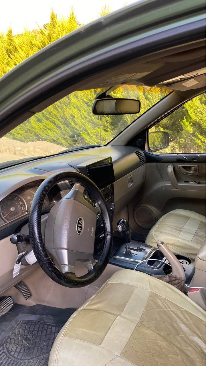 كيا سورينتو 2007 ئه مريكى V6 گئر مكينه ب شه رت تبريد سه ر سويجى داخلى زه ر بي دعم و بى سبغ تنئ ٣ قتعين بجيك بغن بو جانى شبه ر كحلينئ حساس تحديد سرعه هه ر جار تايره جديد لايت زينو شاشه ئايپاد قفل مركزى هه ر جار جام كهرباى ده بل اكسل سياره كا نه رم و خوشه تحويل وكاله ژى هه ر گافا ته دفيت سعر 87$ و بيجه ك مجال دهوك. ***********

📣 كيا سورينتو 2007 (وارد أمريكي) للبيع
المواصفات والجاهزية:
 المحرك: 6 سلندر (\bm{V6})، مكينة وكير بشرط الفحص.
 التبريد: مكيف ممتاز (بشرط التبريد).
 نظام التشغيل: سويتش (تشغيل مفتاح).
 الداخلية: بيج (داخلي أصفر/بيج).
 البودي (الهيكل): خالي من الحوادث والصبغ (بدون دعم وبدون صبغ)، عدا 3 قطع صغيرة جداً تم تعديلها أو صبغها تجميلياً فقط بسبب شخوط (تكحيل) ومن أجل الجمالية.
 الإطارات: 4 تواير (إطارات) جديدة.
 الإضافات: لايتات زينون، شاشة آيباد، و4 جامات (نوافذ) كهربائية.
 نظام الدفع: دبل إكسل (\bm{4\times4}).
حالة السيارة والتحويل: السيارة ناعمة جداً، مريحة في القيادة، وما تحتاج أي مصاريف. بالنسبة للتحويل أو الوكالة جاهزة في أي وقت تريده. 💰 السعر والموقع:
 السعر: 87 ورقة (\bm{8,700}) وبيه مجال بسيط للشراي.
 الموقع: دهوك.
 للتواصل والاستفسار: *********** دهوك, العراق
