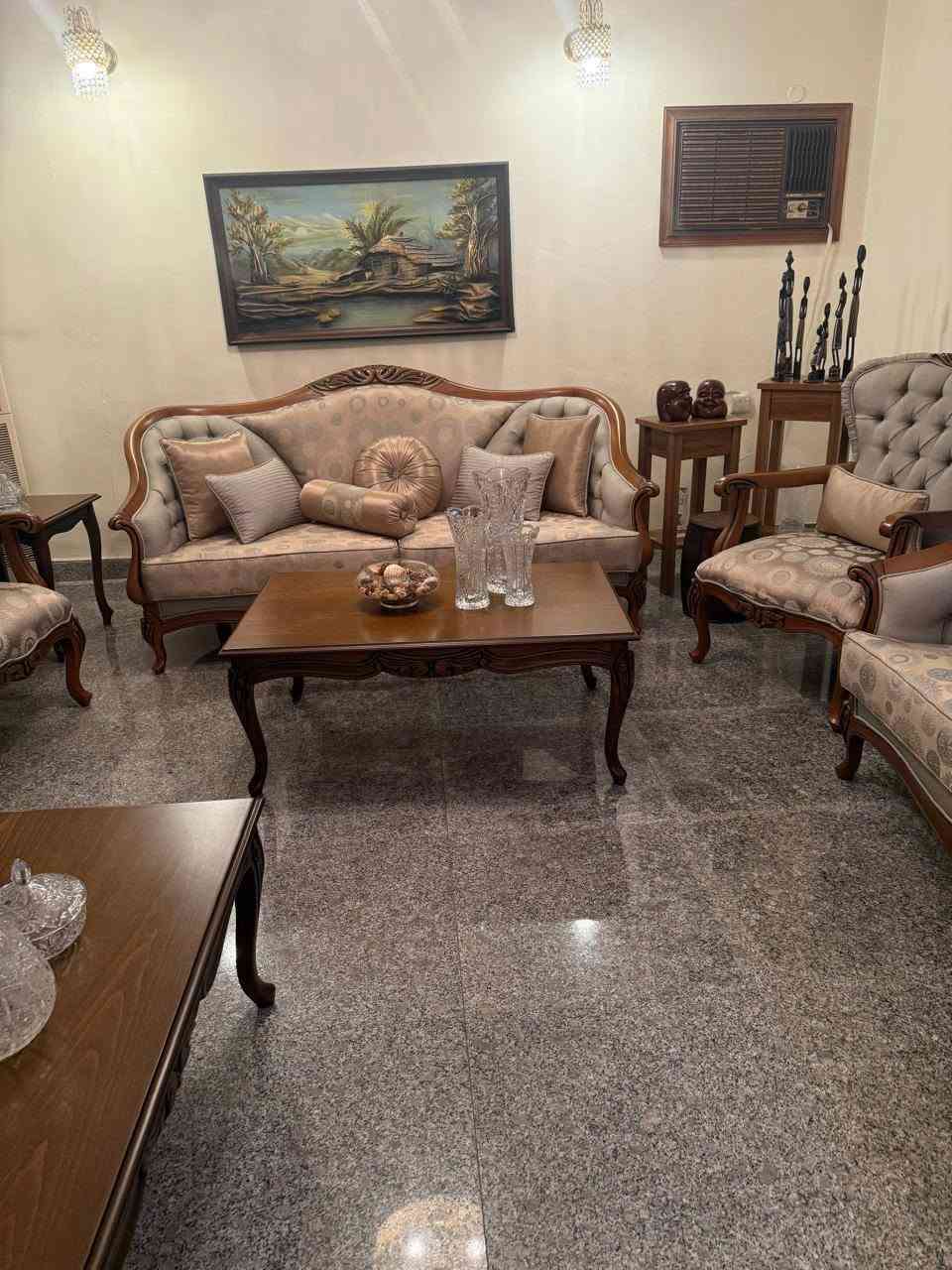 هذه الاثاث مشتري من هوم سنتر طبعا هذه الاثاث يعتبر انتيكه وتحفه وكلش غالي مشتري 18مليون
وبعده بنايلون تجون وتشوفون بعينكم حتى احله من الصوره بس الي يقيم هيج أثاث يجي يراسلني
السعر 8 مليون بدون عمله 
العنوان بغداد السيدية
الرقم *********** واتس
