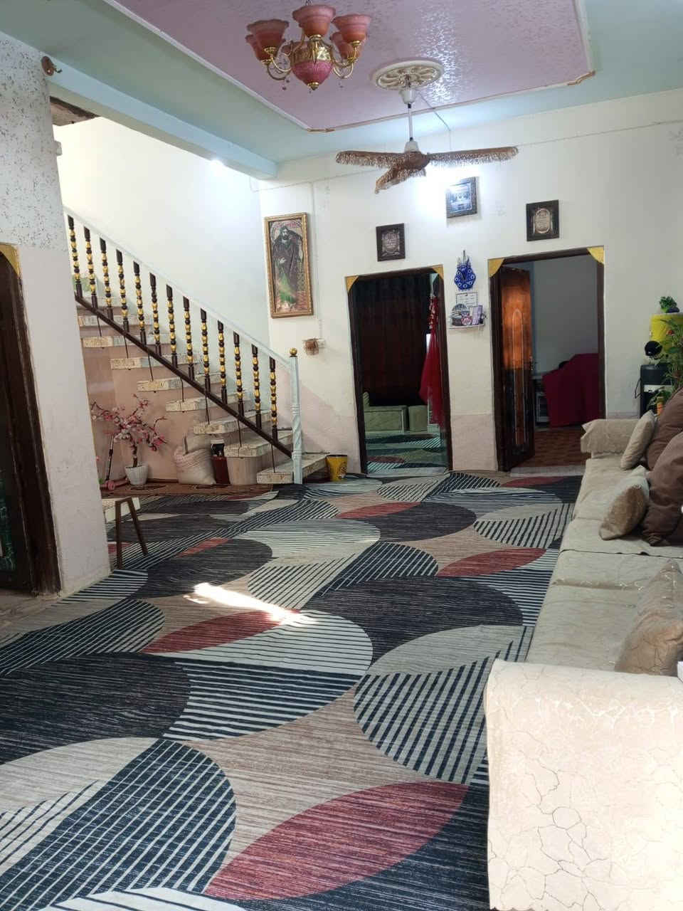 السلام عليكم بيت للبيع
المساحه بالسند 300 واقع حال 350
البيت متكون من 2غرف ستقبال وهول ومطبخ 
صحيات خارجيه وداخليه 
البناء بي بوكس ورباط  خريطه هندسيه 
خدمات كامله من مجاري وتبليط. وخط ذهبي 
البيت عالي عن الشارع متر 
البيت وياه 220متر بورسلين إيفا أصلي 
  للبيت كله داخل وخارج 
السعر خاص 
الرقم ***********. بي واتساب
المكان الشوملي  حي الزهراء قرب  ساحه الطف
