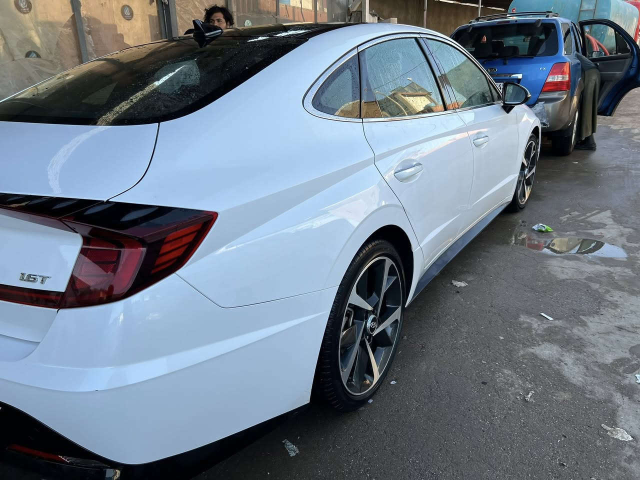 سوناتا 23 فول مواصفات
حره بدون رقم حادث بسيط جداً 
 ابيض صدفي
مدفوع كمرك على الجديد باقي بس الرقم

حادث بسيط بدووون ايرباك
تبديل قطعه واحده بنيد فقط
 و تصليح فول
محرك 1.6 تيربو
ماشي 52
مواصفات كثيرة ما تنعد

البصرة
السعر 178
للاستفسار 
***********
