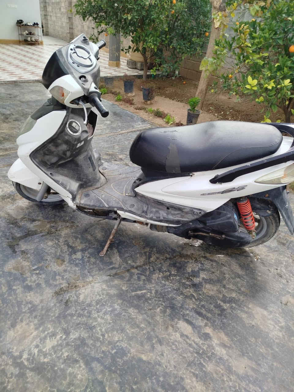 السلام عليكم دراجة للبيع النوع سكنس موديل 2010 مكفولة من كلشي مكينة 150cc الدراجة حلوة كهربأيات كلهة شغالة نكرة سلف تايرات جدد المكان ديالى المقدادية السعر اتصل عل رقم ***********
