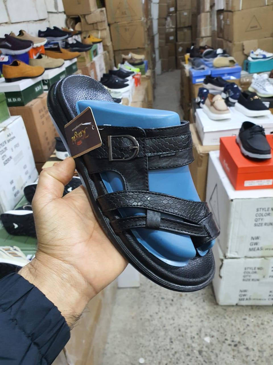 السلام عليكم وجبه جديده شحاطات رجالي قياس من ٤٠ الئ ٤٥ وبسعر ٥٠٠٠ الف فقط العنوان بهرز خلف السوك عماره حجي خلف وتدللون علينه للاستفساروالتواصل على رقم ***********متواجين من ساعه ٩صبح الئ ١٢ ظهرا ومن ٢ونص للفطور ومن ورئ الفطور الئ ١١ باليل واهلا بكم
