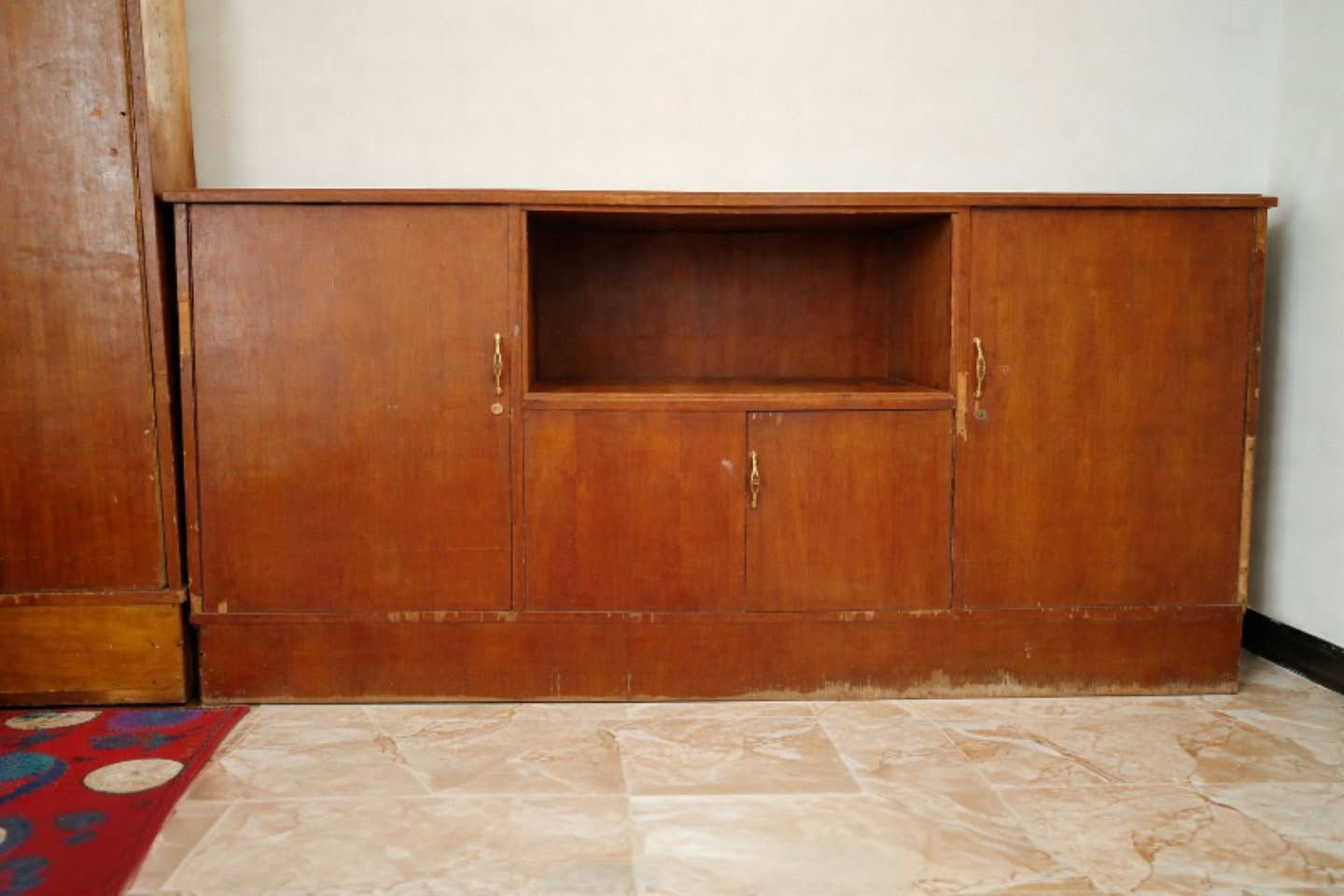 غرفة خشاب كاملة تزكام 
كنتور 
وبوفية 
وجرباية 
 بوفية وملحق (ميز تلفزيون )


**إذا كنت صاحب هذا الإعلان وتريد حذفه لأي سبب، رجاءا أرسل رسالة إلى الدعم الفني**