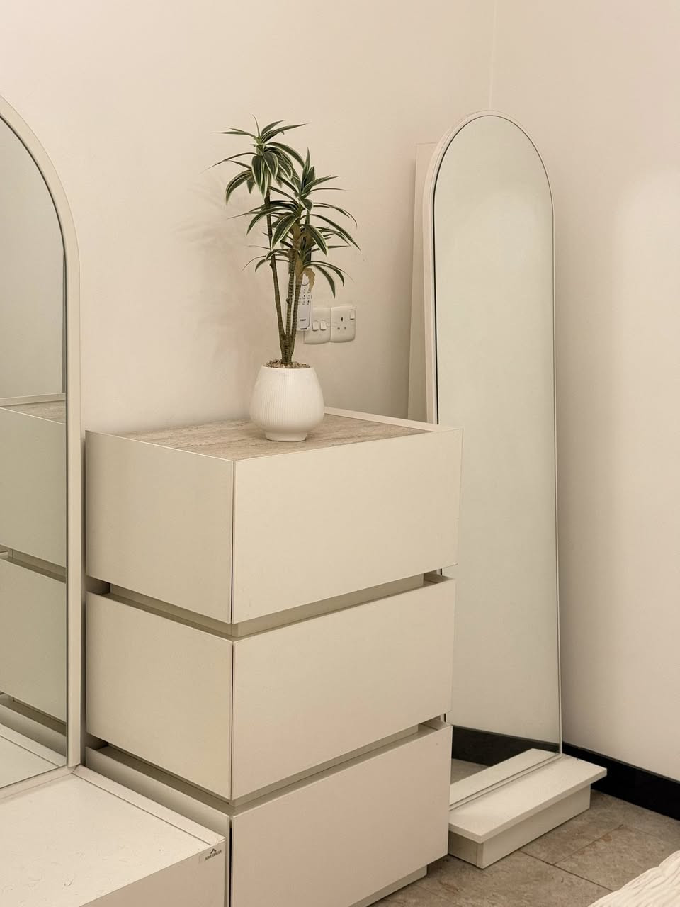 للبيع غرفة نوم تركية بعدها جديدة صارلها شهرين عندي  اشتريتها ب3.250.000
لا شخط ولا كسر وبالحقيقه بعد احلة 
سعرها 1.600.000وبيه مجال كلش قليل  
وهذا تلفوني ***********
