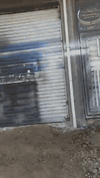 السلام عليكم محلات للبيع المساحه 100 متر مربع  على شارع 40 الارضيه رفت  البناء درجه اولى  العنوان نهايه شارع ابو لبنان قريب على شارع 60 الاستفسار اكثر على رقم الهاتف ***********
