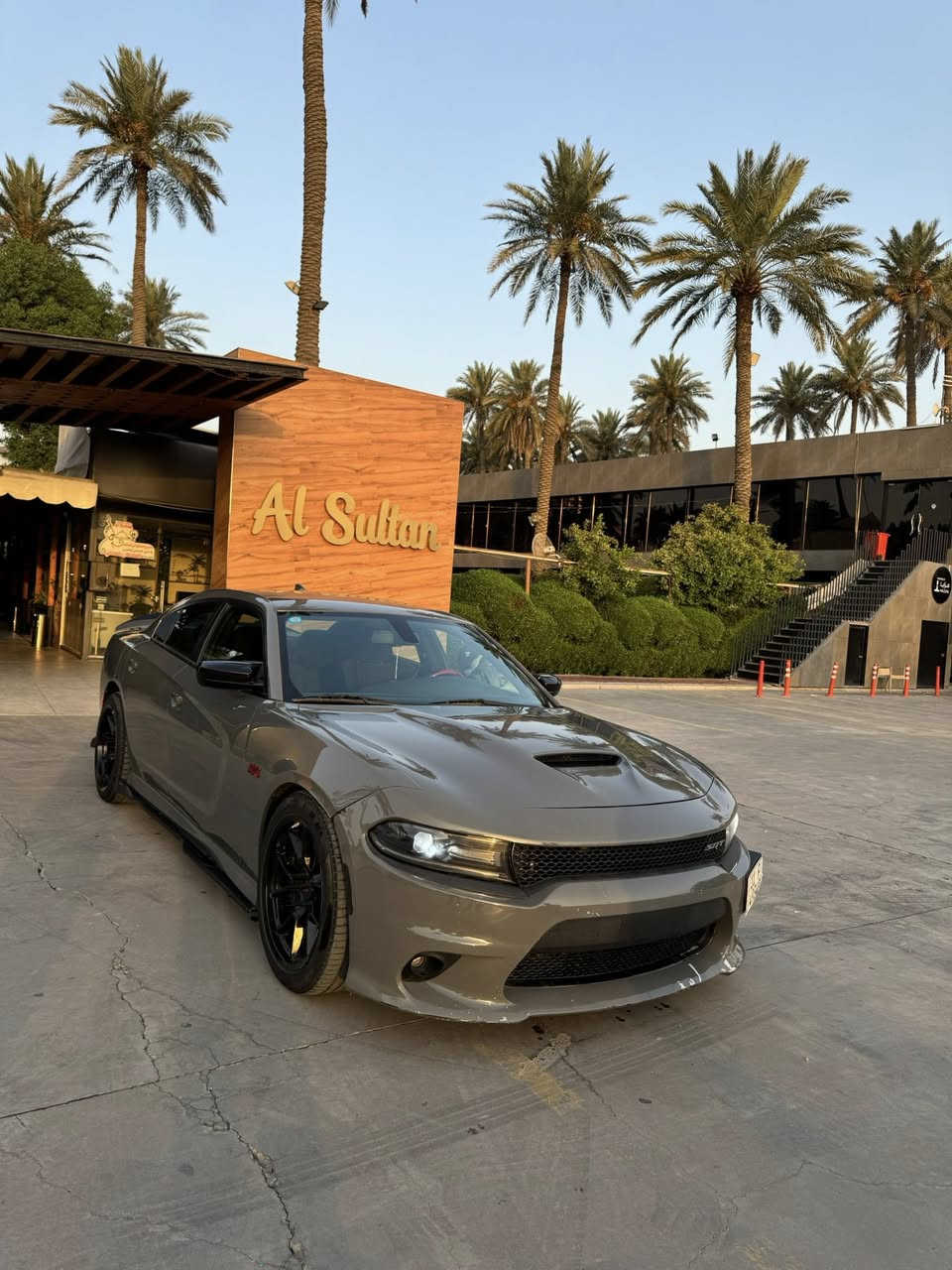 السلام عليكم
چارچر RT / 2019. وارد امريكي 🇺🇸 اللون اسمنتي 🩶 كت بلادي 
الحادث : چاملغ امامي مبدل نفس اللون ، دعامية بدون ايرباك  ، شاصي ولغد بدون  تصليح ( براس الشاصي ضرر جداً جداً بسيط ) ، باب مصبوغ والصفحه توحيد لون 
( السياره بيه 3 سونرات ) 
السياره ماشيه 58 ميل حقيقي كير مكينه اكسل ع وضع الشركه رقم بغداد باسمي رقم انكليزي.
الموصفات التزويد.
الاضافات:
*   برمجة وتفريغ هدرز شورت تيوب�.Srt بنكات •
*  راديترات srt.
*   بلكات ريسنك.
*   نورلات 1050.�.srt ثلاجه •
دركة RPM ماخذها 800 دولار.
ويل كب سكات باك.
داخل كاربون فايبر تغطيس.
شاشه كبيره كامره دواره.
شفتات ستيرن.
مازدات لد متغير ع تلفون.
لحايه جانبيه واماميه سكوبات.
لايت زنون مع بروجكترات زنون.
بدون ايرباك بدون كلوب سيرفس 
مكان السياره ( يرموك / قادسيه ) 

السياره مصروف عليها وكل الاضافات بيهه 
بالنسبه للصوت اكو بوابات تنسد وتنفتح بالريمونت .

 210 وبيها مجال بسيط 

***********  اتصال + واتساب
