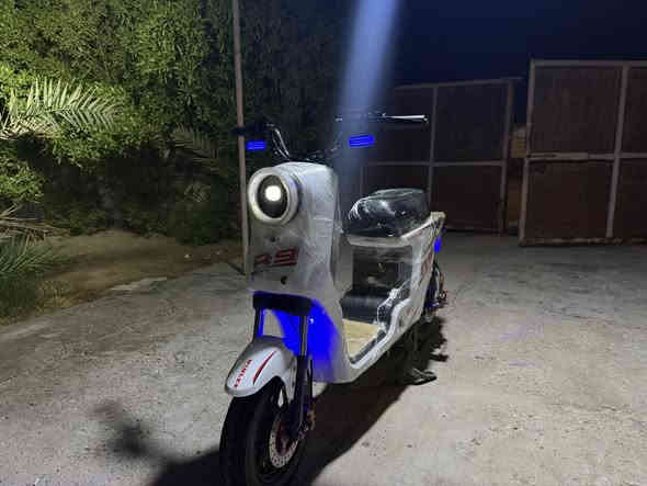 دراجة R9 للبيع البصرة (خور الزبير) ٥ باتري ٣٢A جدد قبل اسبوع شادهن اصلي مو تجاري اليفتهم بيهن راح يعرف والباقي شوفة عينك السعر (٤٥٠) بيهه مجال بسيط الرقم: ***********
