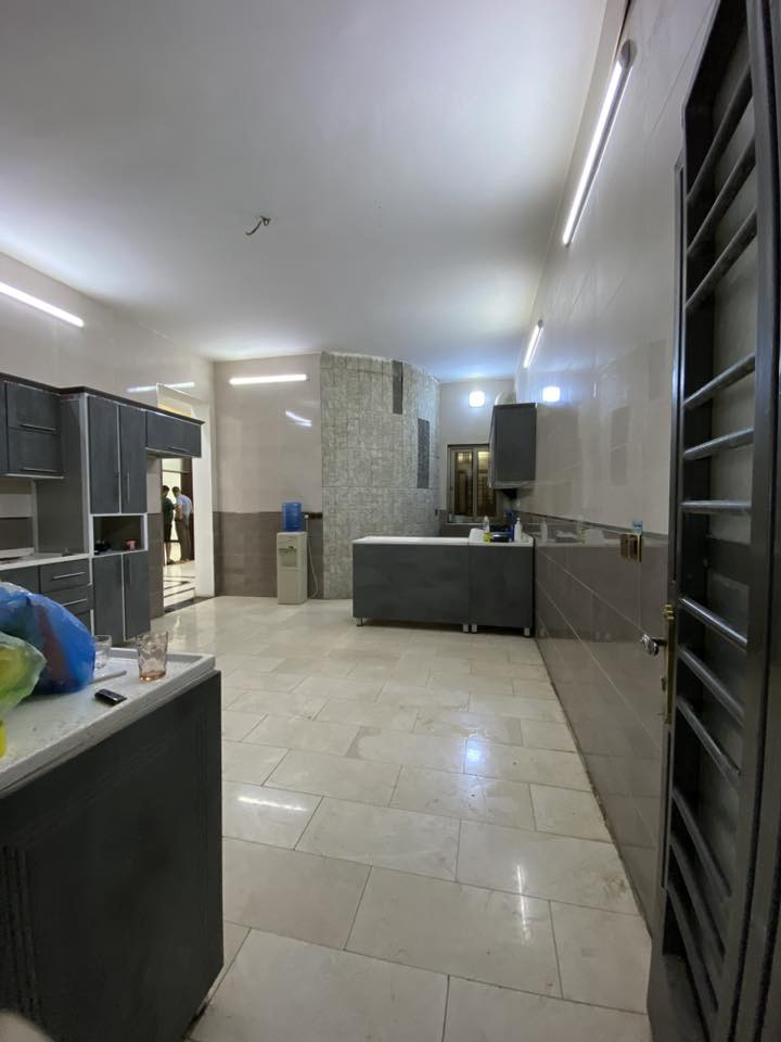 السلام عليكم
دار للايجار المساحه 240 بناء درجه اولى  وبيت جديد 
ارضيه مرمر  يتاجر ك روضه او حضانه او مدرسه اهليه او عياده طبيه او عائله  مكانه حلو مجمع العدل الاول 
للاستفسار  التواصل خاص 
او الاتصال على الرقم  ***********
@إشارة
