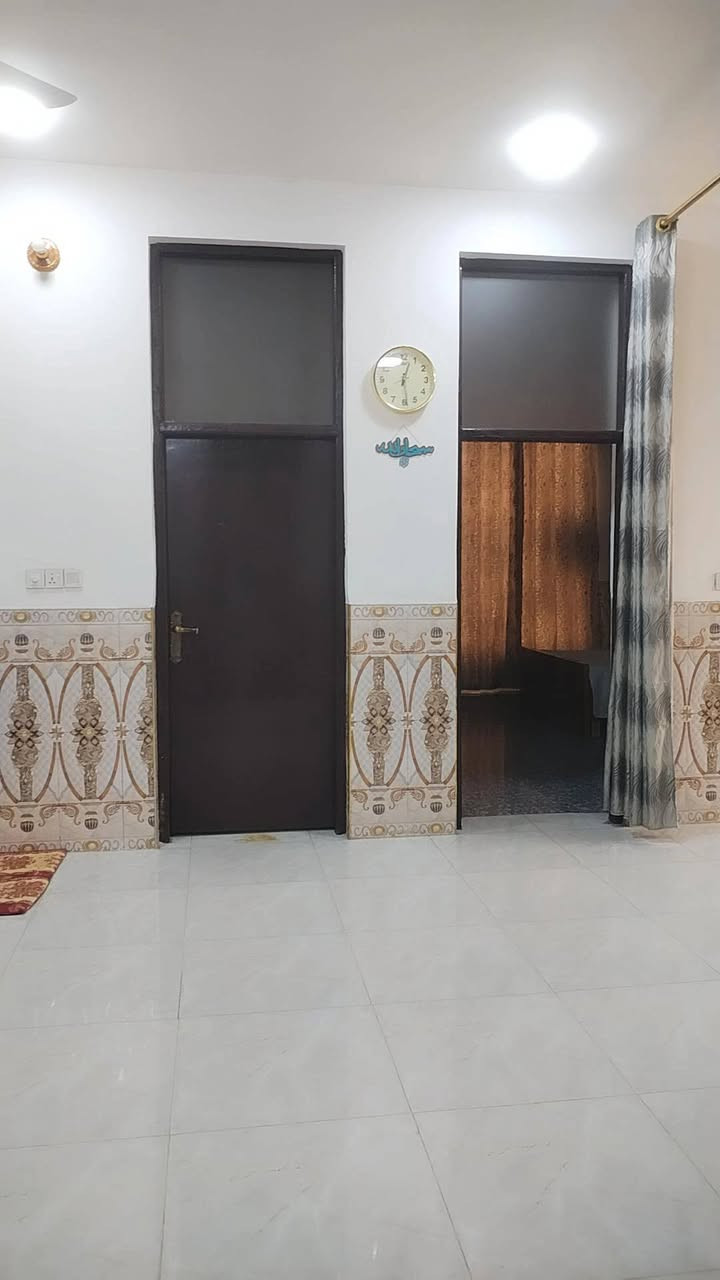 دار سكني ٢٤٠
٥٠ متر فقط عن طريق الزوار المعاره
السعر ٧٠
***********
