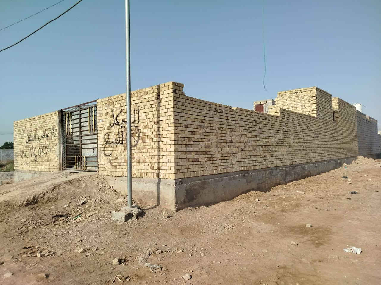 سلام عليكم ورحمة الله وبركاته هيكل للبيع200 متر مبني كله طابوك قضاء الشطره حي فدك مقابيل ابو رعد ابو سيراميك مسافه عن الشارع سعره 23 وبي مجال للتفاوض أكثر مراسله الرقم او الاتصال عليه *********** مكانه قضاء الشطره
