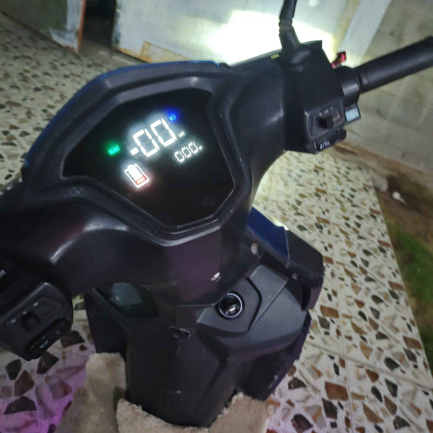 سلام عليكم موطور شحن للبيع الاسم ماسه فول موصفات 6بطريات سرعته لحقيقيه 70 مكان رمادي شارع 40  سعر 500 بيامجال رقم 078 00341585
