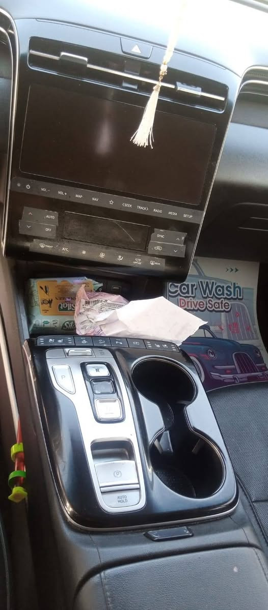 هيونداي توسان موديل 2023 وارد امريكي فول مواصفات رقم الشاصي موجود بالصور كير دكمه السياره باسمنه المكان بغداد الطالبيه السعر 170 ورقه رقم الهاتف ***********
