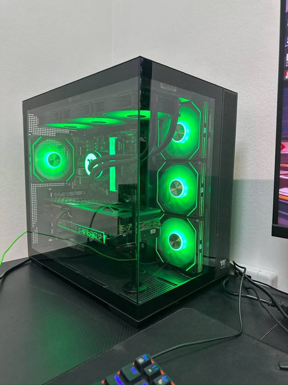 تجميعة Gaming قوية ونظيفة جدًا
الحالة: شبه جديد

مواصفات الـ PC:

• CPU: Ryzen 7 7700

• GPU: RTX 4070 Super

• Motherboard: Gigabyte B650

• RAM: XPG DDR5 32GB (2×16) 6000MHz

• Storage: SSD M.2 1TB

• PSU: 750W

• Case: Thermaltake

• Cooling: Thermaltake AIO 360mm (3 Fans) 

المرفقات ويّا التجميعة:

• شاشة Patriot 2K – 180Hz

UPS Offline (1500VA)

كرسي تمشيه حال ( هدية ) 

• سماعة Razer ( هدية ) 

• كيبورد Redragon 

• يد ألعاب xbox 

 مايك gaming ( هدية ) 
  

 السعر الكلي: 2,400 دينار ( مليونين و400الف ) 
وبيها مجال للشراي 

 للاستفسار المراسلة على الخاص او على الرقم ***********
