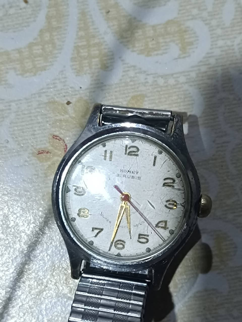 ساعه كوميت سويسريه قديمه
سعرهه 80 
***********
