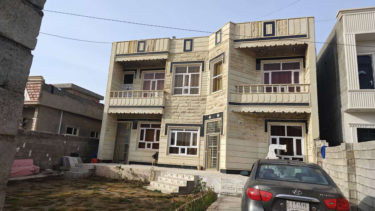 سلام عليكم بيت للبيع
مساحة الارض600 /4غرف نوم  الفوگ8×4 والجوه5×4 
بيت كامل مطبخ حار بارد صحيات خارجيه مع حمام. وصحيات داخليه عدد2 مع حمامات. ربعه8×4.وحياكم البيت سعره80 وبيه مجال ***********
