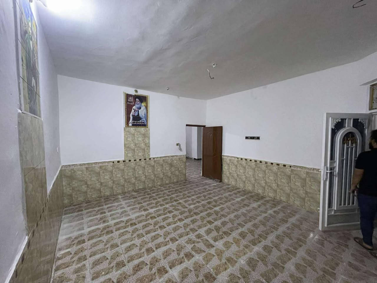 سلام عليكم
بيت مساحة 140 متر علما ان البيت غير مسكون تتكاتب منا تستلم البيت منا 
استقبال ومطبخ وهول وغرفة جوة وغرفة فوك وصحيات داخلية وصحيات خارجية البيت مرقم ومسجل بالبلدية والمعاملة بااسمي سعر 31 قابل للتفاوض 

***********
